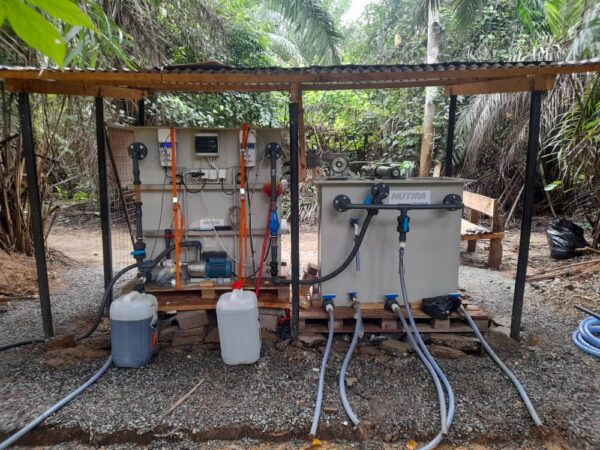 Bojujeme proti nedostatku pitné vody. V africké Ghaně jsme postavili testovací zařízení, abychom mohli navrhnout kontejnerovou úpravnu pro úpravu surové říční vody | HUTIRA voda